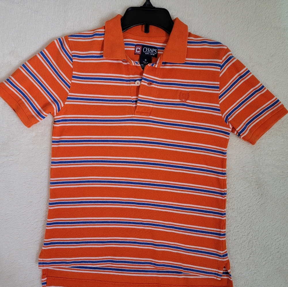 Short sleeve collar polo shirt.